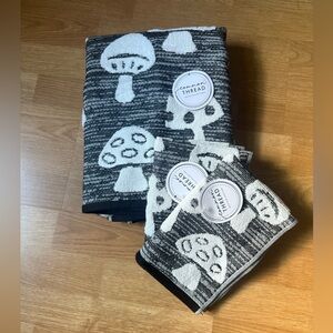 Mushroom Patterned Bath Towel Set - Black and White